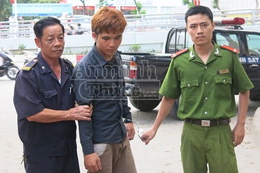 Hà Nội: Chạy chốt 141, đâm gẫy chân cảnh sát cơ động 