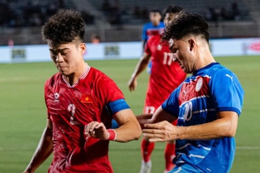 Hình ảnh chiến đấu quả cảm của Duy Mạnh ở trận đấu với Philippines