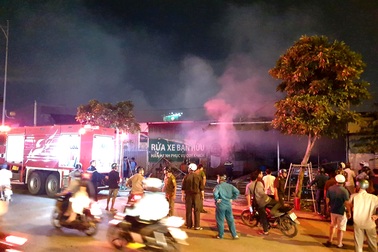 Tiệm rửa xe cháy lớn trong đêm, một ô tô bị thiêu rụi