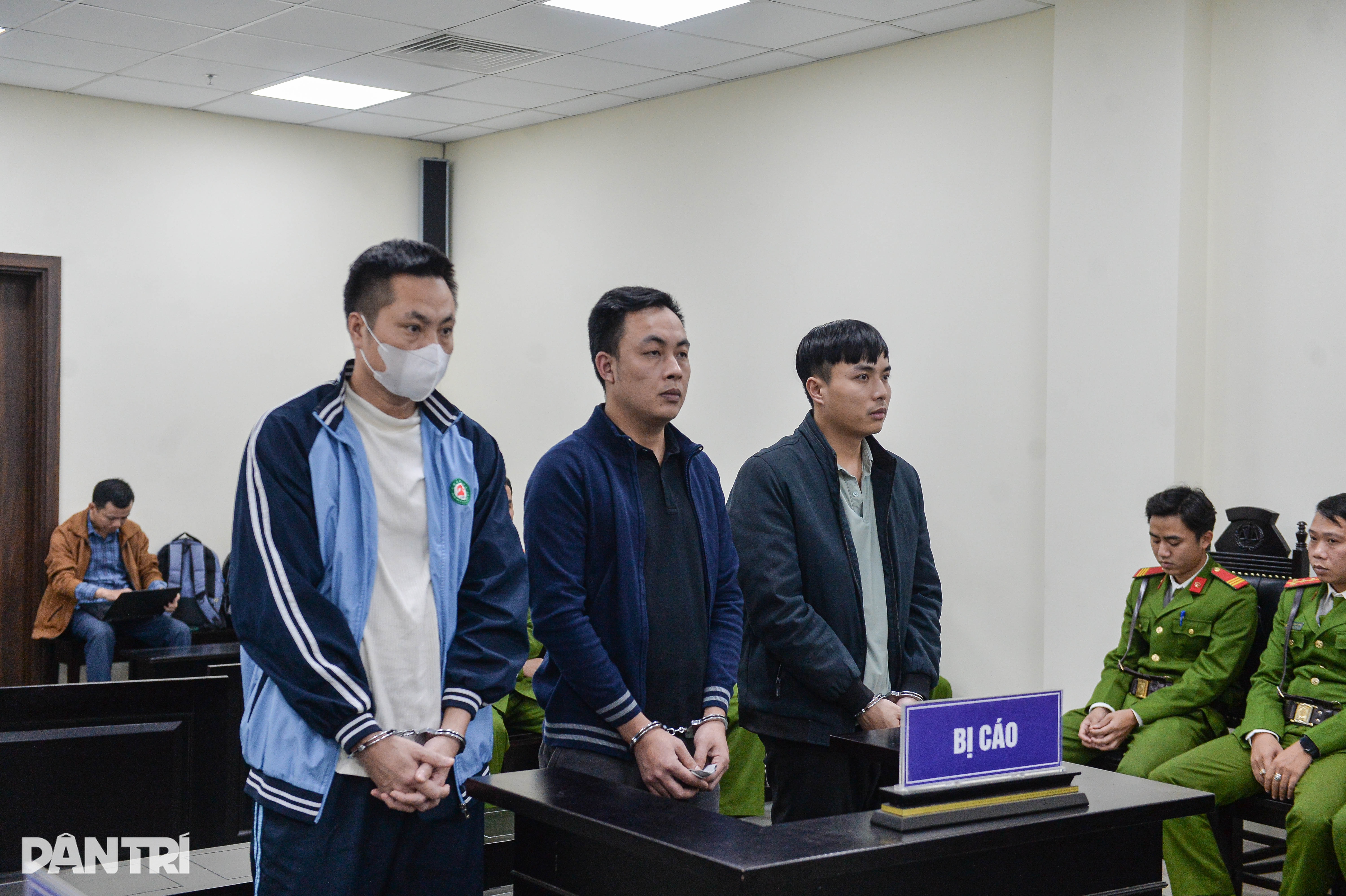 3 före detta poliser som sköt och stal getter från bybor dömdes - 1 3 cựu cán bộ công an bắn trộm dê của dân lĩnh án - 1