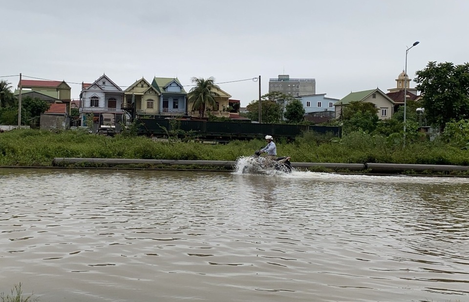 Người dân thành Vinh bì bõm trong biển nước - 16 Người dân thành Vinh bì bõm trong biển nước - 16