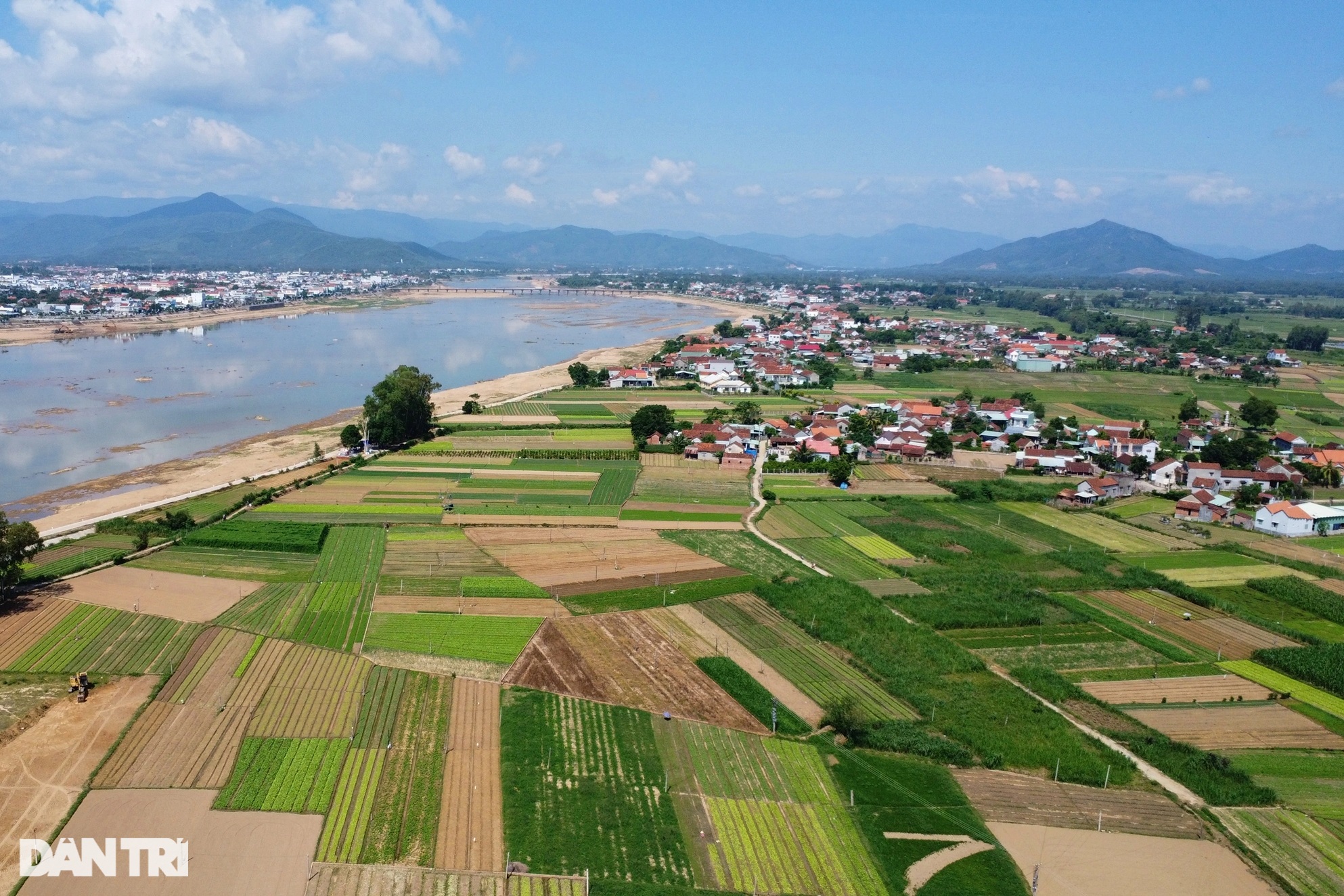 View - Đập dâng hơn 750 tỷ đồng với biểu tượng những chiếc lá rơi trên sông | Báo Dân trí