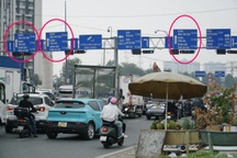 Tài xế hoa mắt với biển báo trùng nội dung, lặp nhiều lần ở TPHCM