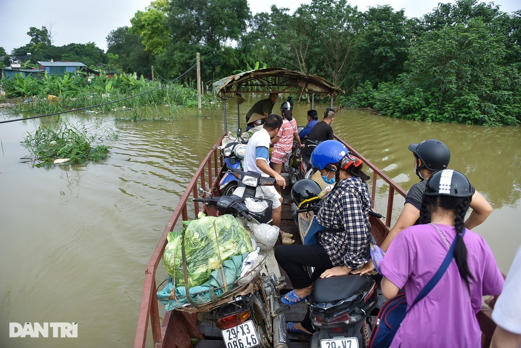 Hai ngày sau cơn mưa lớn, người Hà Nội đi đò qua đoạn ngập - 9 Hai ngày sau cơn mưa lớn, người Hà Nội đi đò qua đoạn ngập - 9