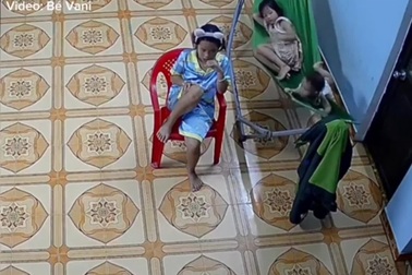 Bé gái phản xạ cực nhanh, cứu em nhỏ khỏi cú ngã đập đầu nguy hiểm