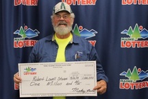 Hai lần trúng xổ số độc đắc, nhưng không chịu tiêu tiền mà vẫn sống kham khổ