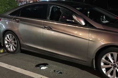 Táo tợn đập cửa xe ô tô trước siêu thị trộm hơn 35 triệu đồng