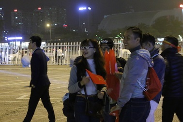 Hàng vạn cổ động viên đội mưa rét tới sân tiếp "lửa" cho đội tuyển Việt Nam