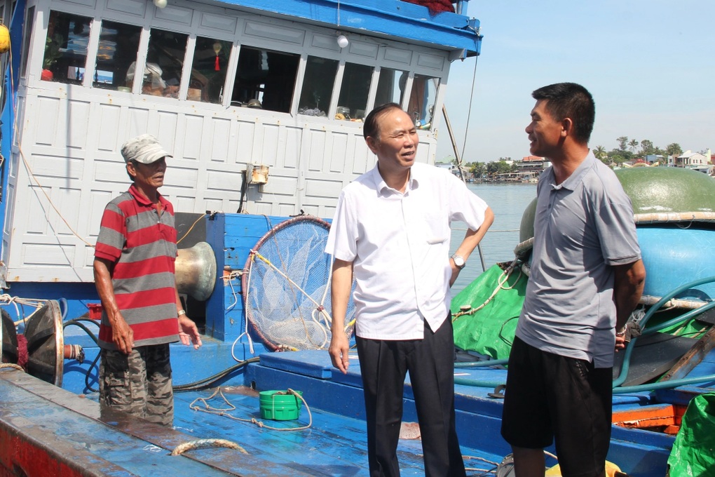 Hơn 100 tàu cá Quảng Nam “mất tích” trên biển