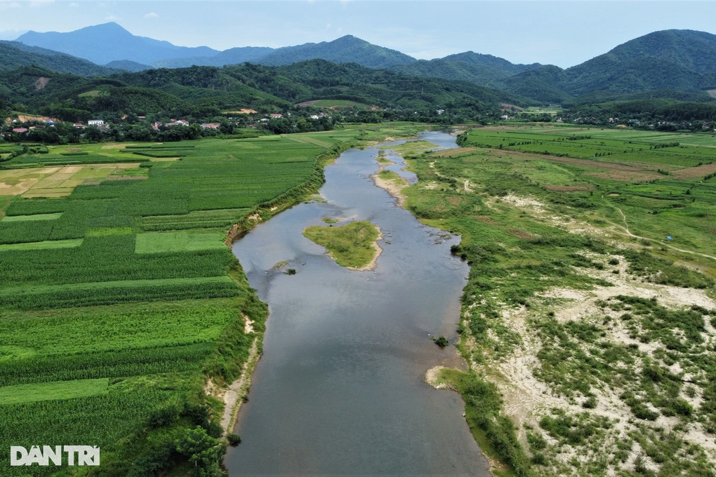 120 hộ dân có nguy cơ mất đất sản xuất vì sông Ngàn Phố sạt lở - 1