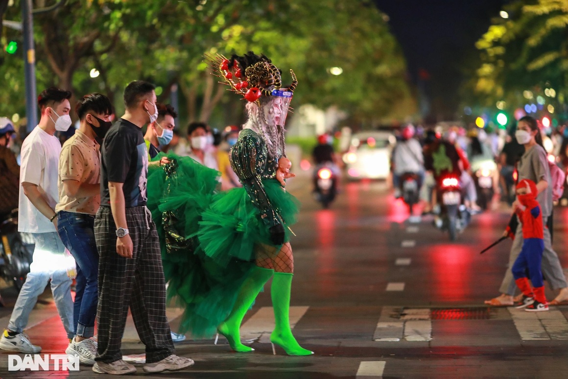 Giới trẻ TPHCM hóa trang kỳ dị chơi Halloween sớm trên phố Nguyễn Huệ - 11 Giới trẻ TPHCM hóa trang kỳ dị chơi Halloween sớm trên phố Nguyễn Huệ - 11