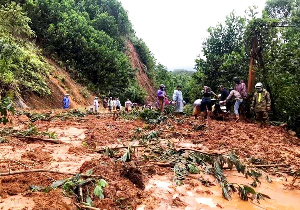16 thanh niên xuyên đêm khiêng nữ bệnh nhân vượt 40km đi cấp cứu - 3 16 thanh niên xuyên đêm khiêng nữ bệnh nhân vượt 40km đi cấp cứu - 3