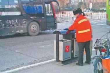 Nữ triệu phú ngày ngày quét rác để dạy con