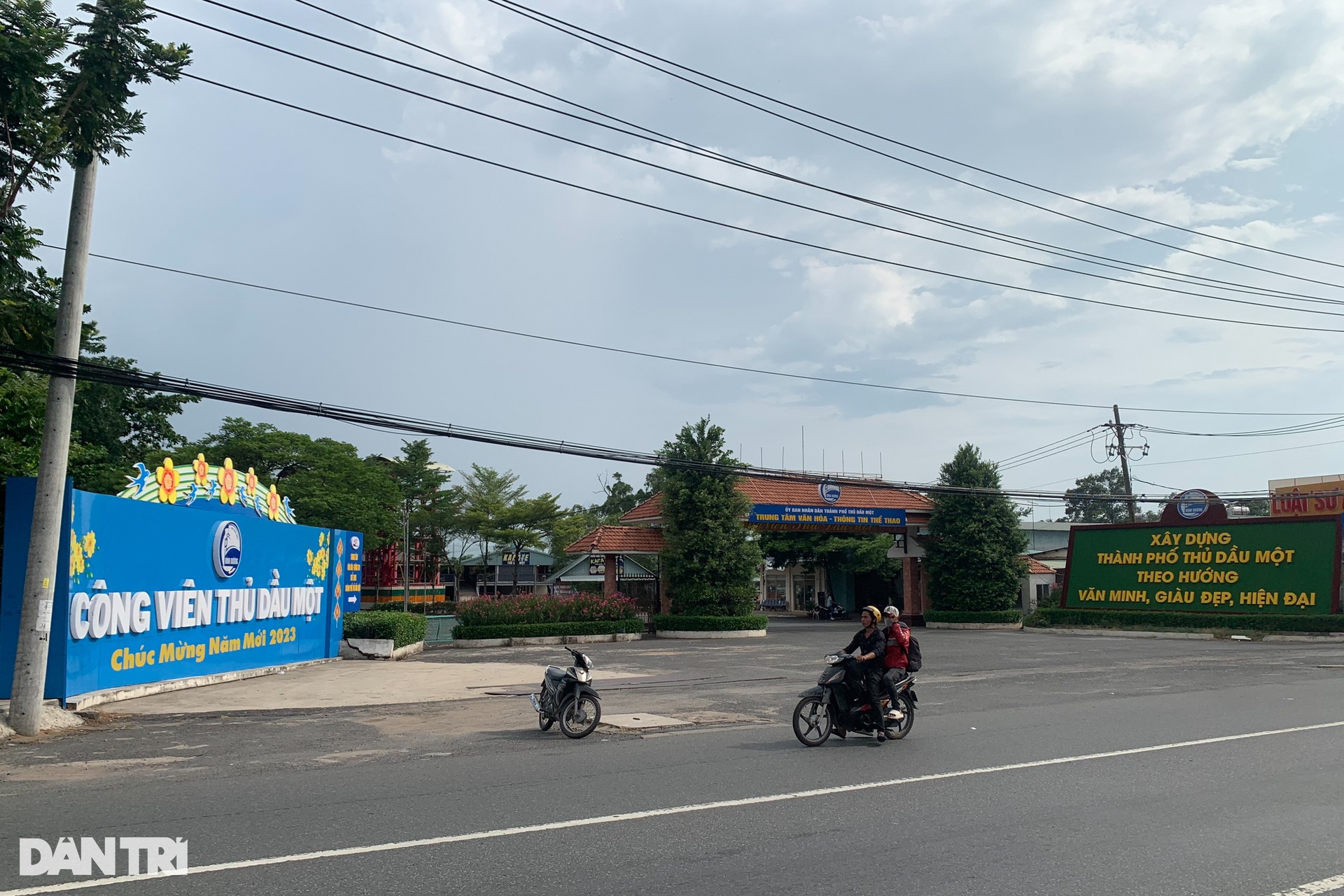 Cảnh hoang tàn, nhếch nhác ở công viên lớn nhất Bình Dương - 13 Cảnh hoang tàn, nhếch nhác ở công viên lớn nhất Bình Dương - 13
