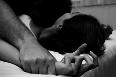 Hiếp người đẹp với mong muốn có thai để... cưới