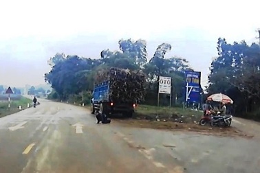 Người đi bộ bị xe tải tông lộn nhiều vòng, thoát chết hi hữu