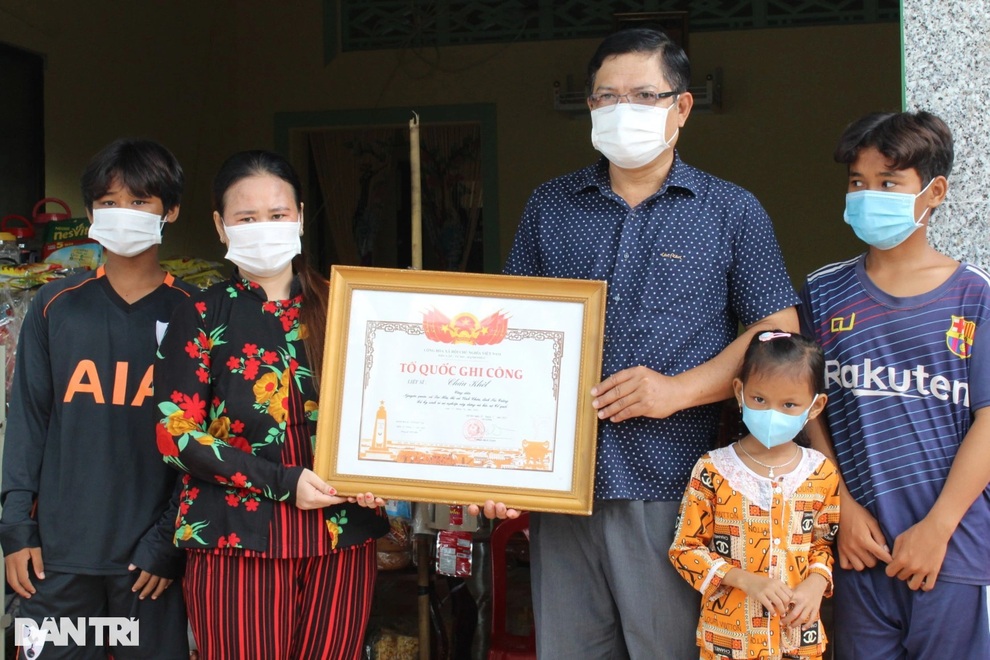 Trao bằng Tổ quốc ghi công cho gia đình người bán cá hy sinh khi cứu người - 1