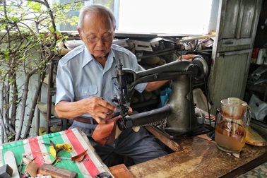 Nghệ nhân đóng giày với triết lý "không thể chỉ nghĩ đến tiền"