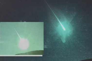 Cầu lửa xanh thắp sáng bầu trời đêm