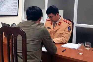 Nam thanh niên đánh võng trong làn đường của xe phục vụ Đại hội Đảng