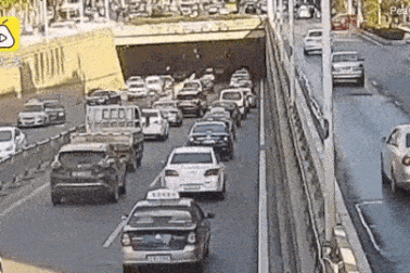 Nhầm chân ga, nữ tài xế tông liền 9 chiếc xe