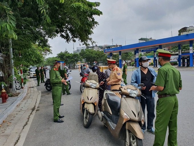 Hà Nội: Nhiều trường hợp vẫn đi câu cá, chơi đêm trong thời gian giãn cách - Ảnh 1.