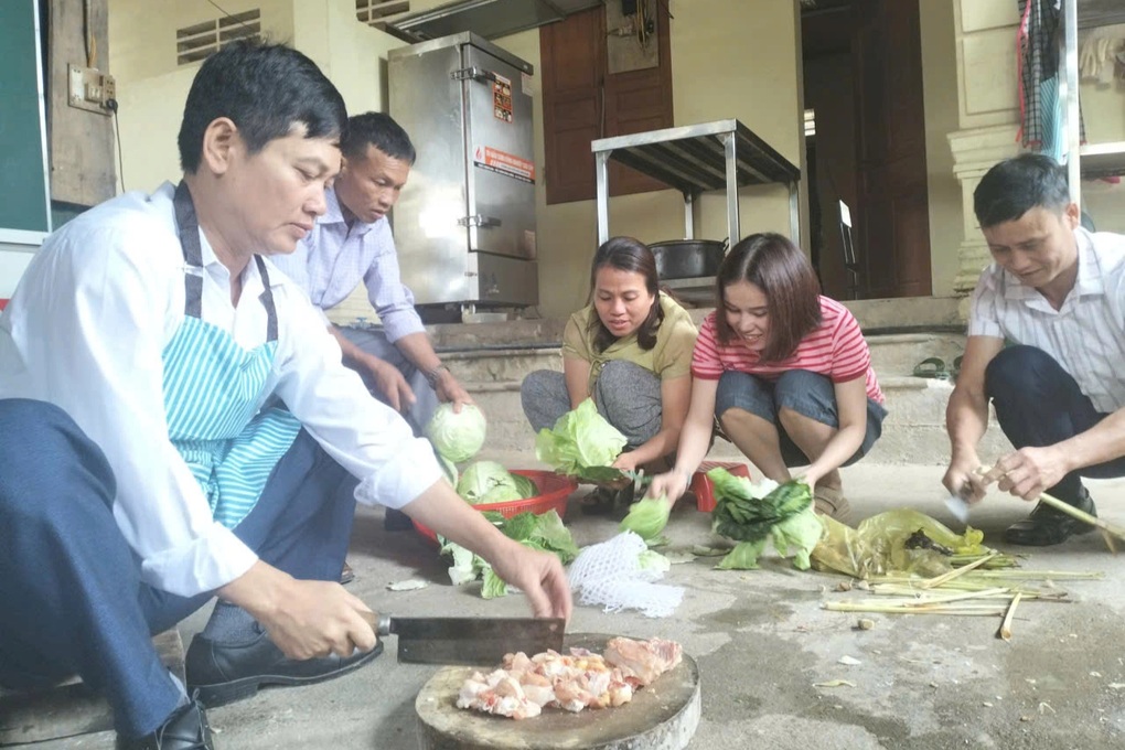 17.000 VND Verpflegung für Studenten in Bergregionen - 2 Những bữa cơm bán trú 17.000 đồng của học sinh vùng cao - 2