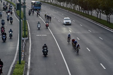 Xe đạp vượt đèn đỏ, chạy vào làn ô tô trên đại lộ ở TPHCM