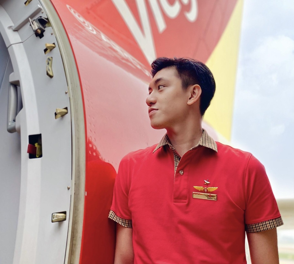 Hot boy hàng không mới nổi hút fans nhờ vẻ đẹp tự nhiên giản dị, ấm áp - 2 Hot boy hàng không mới nổi hút fans nhờ vẻ đẹp tự nhiên giản dị, ấm áp - 2