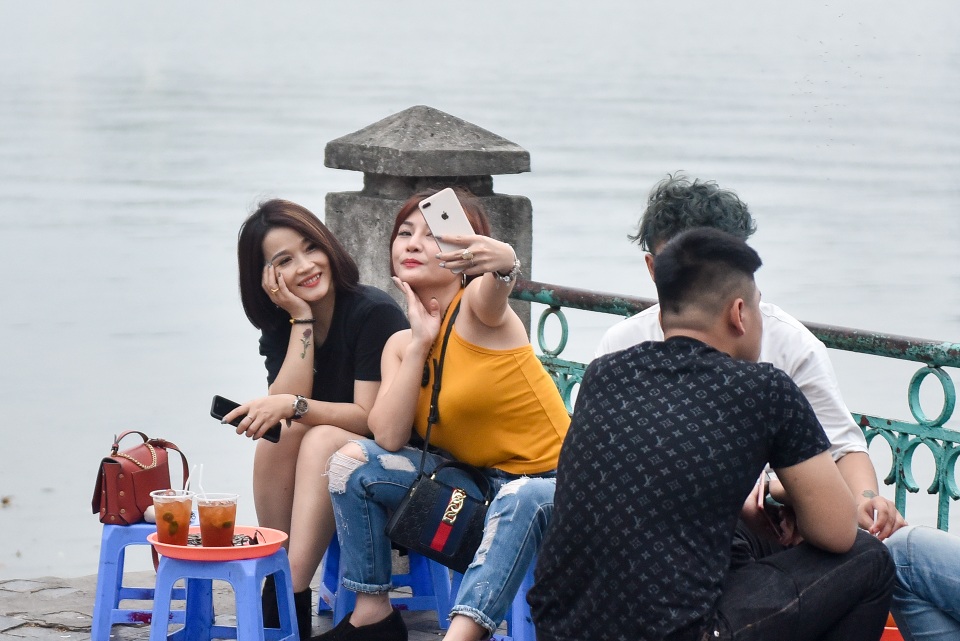 Trà đá ven hồ Tây kín đặc người, chủ quán lẫn khách hàng thờ ơ với lệnh cấm - 7 Trà đá ven hồ Tây kín đặc người, chủ quán lẫn khách hàng thờ ơ với lệnh cấm - 7
