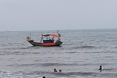 Nỗ lực tìm kiếm nam sinh lớp 8 mất tích khi tắm biển