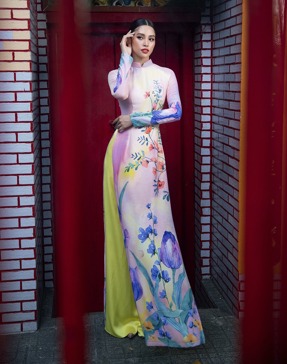 Hoa hậu Tiểu Vy khoe sắc trong tà áo dài đón Tết - 1 Hoa hậu Tiểu Vy khoe sắc trong tà áo dài đón Tết - 1