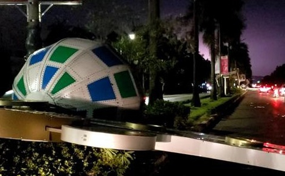 Loạt cột đèn trang trí hơn 10 tỷ đồng bị “hạ đo ván” sau trận giông lốc - 4 Loạt cột đèn trang trí hơn 10 tỷ đồng bị “hạ đo ván” sau trận giông lốc - 4