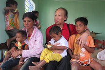 Cuộc sống mới của 8 mẹ con ăn chung 1 gói mì tôm, ngủ dưới đất