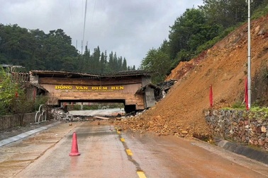 Sập cổng chào xã Đồng Văn ở Tuyên Quang