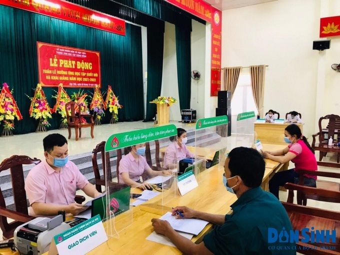 Giải ngân vốn vay Ngân hàng Chính sách tại điểm giao dịch xã Hợp Thành, huyện Triệu Sơn