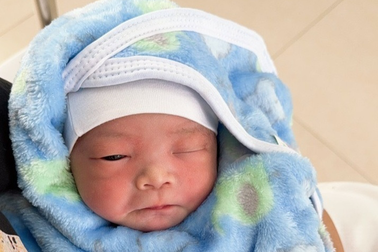 Trên xuồng từ đảo về đất liền, sản phụ bất ngờ "đẻ rơi"