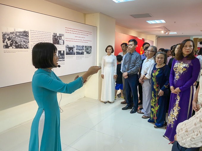 Ảnh của phóng viên Báo LĐ&XH trưng bày Triển lãm “Quốc kỳ, Quốc ca, Quốc huy: Biểu tượng tự hào dân tộc Việt Nam”. - Ảnh 2. Ảnh của phóng viên Báo LĐ&XH trưng bày Triển lãm “Quốc kỳ, Quốc ca, Quốc huy: Biểu tượng tự hào dân tộc Việt Nam”. - Ảnh 2.