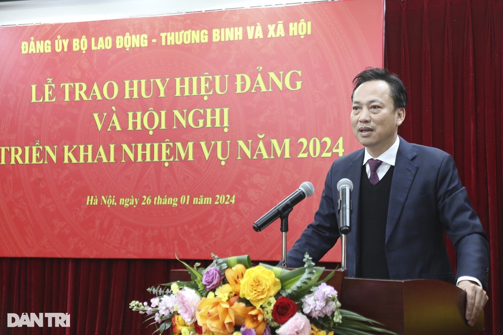 6 cán bộ Bộ LĐ-TBXH nhận huy hiệu 30 năm tuổi Đảng - 3 6 cán bộ Bộ LĐ-TBXH nhận huy hiệu 30 năm tuổi Đảng - 3