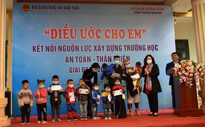 Thứ trưởng Bộ GD&ĐT Ngô Thị Minh trao quà cho học sinh khó khăn của huyện Hàm Yên, tỉnh Tuyên Quang.