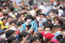 Cảnh đông nghịt trong ngày vận hành chính thức Metro số 1 TPHCM