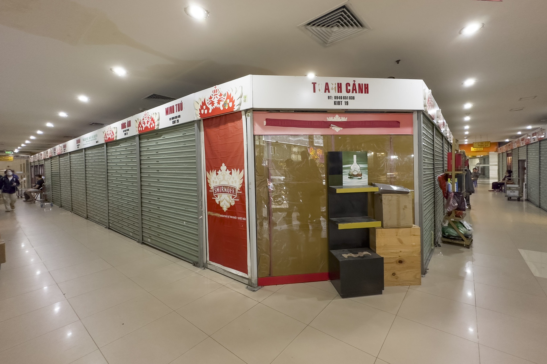 Hà Nội: Nhiều chợ truyền thống sập xệ xuống cấp, chợ kiểu mới ế ẩm - 10 Hà Nội: Nhiều chợ truyền thống sập xệ xuống cấp, chợ kiểu mới ế ẩm - 10