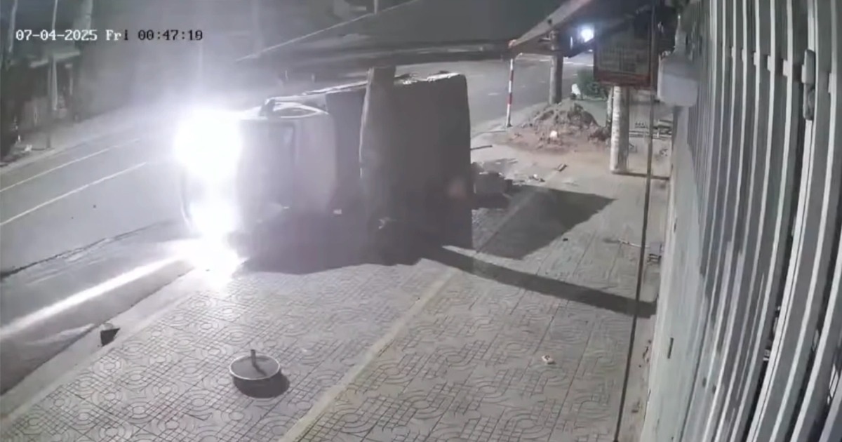 Phóng nhanh vào ngã tư, xe phân khối lớn đâm lật ô tô tải Phóng nhanh vào ngã tư, xe phân khối lớn đâm lật ô tô tải