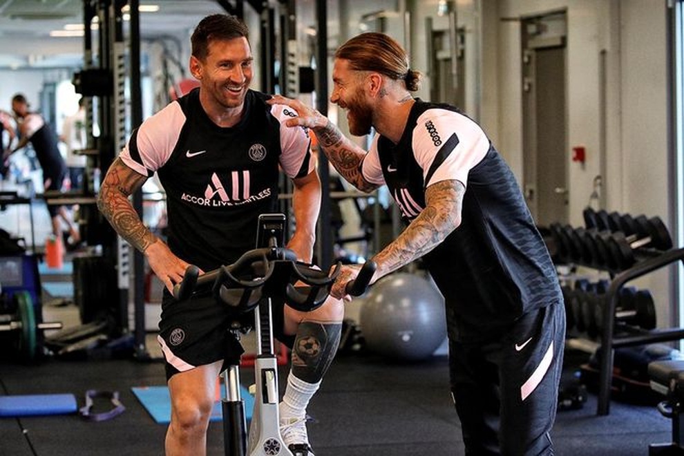 Messi cười tươi rói trong buổi tập đầu tiên với PSG - 1 Messi cười tươi rói trong buổi tập đầu tiên với PSG - 1