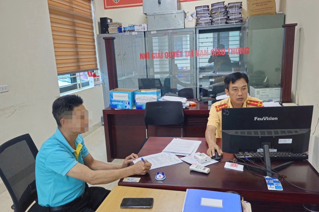 Tài xế taxi vượt đèn đỏ bị phạt 19 triệu đồng - 1 Tài xế taxi vượt đèn đỏ bị phạt 19 triệu đồng - 1