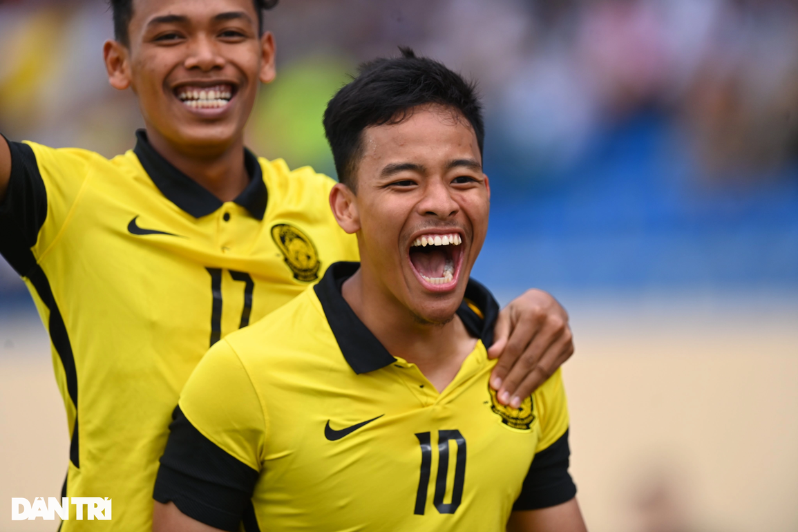 Suýt thua Singapore, U23 Malaysia vẫn giữ được ngôi đầu bảng B - 5 Suýt thua Singapore, U23 Malaysia vẫn giữ được ngôi đầu bảng B - 5