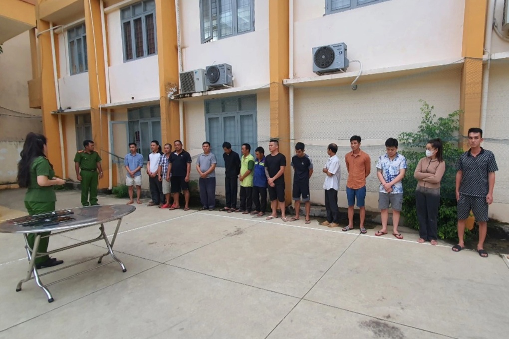 Triệt phá đường dây cá độ bóng đá, bắt 18 đối tượng tại nhiều tỉnh thành - 2 Triệt phá đường dây cá độ bóng đá, bắt 18 đối tượng tại nhiều tỉnh thành - 2