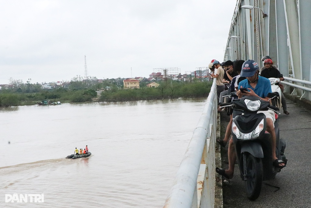 Vụ nghi bố ôm 2 con nhảy sông Lam: Mở rộng phạm vi tìm kiếm - 1 Vụ nghi bố ôm 2 con nhảy sông Lam: Mở rộng phạm vi tìm kiếm - 1
