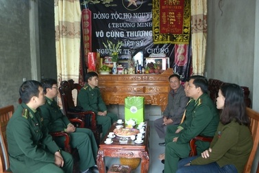 Trao quà hỗ trợ gia đình 2 chiến sĩ biên phòng bị lũ cuốn trôi