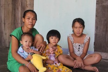 Thương người mẹ đứt ruột gửi con lên chùa để... kiếm miếng cơm